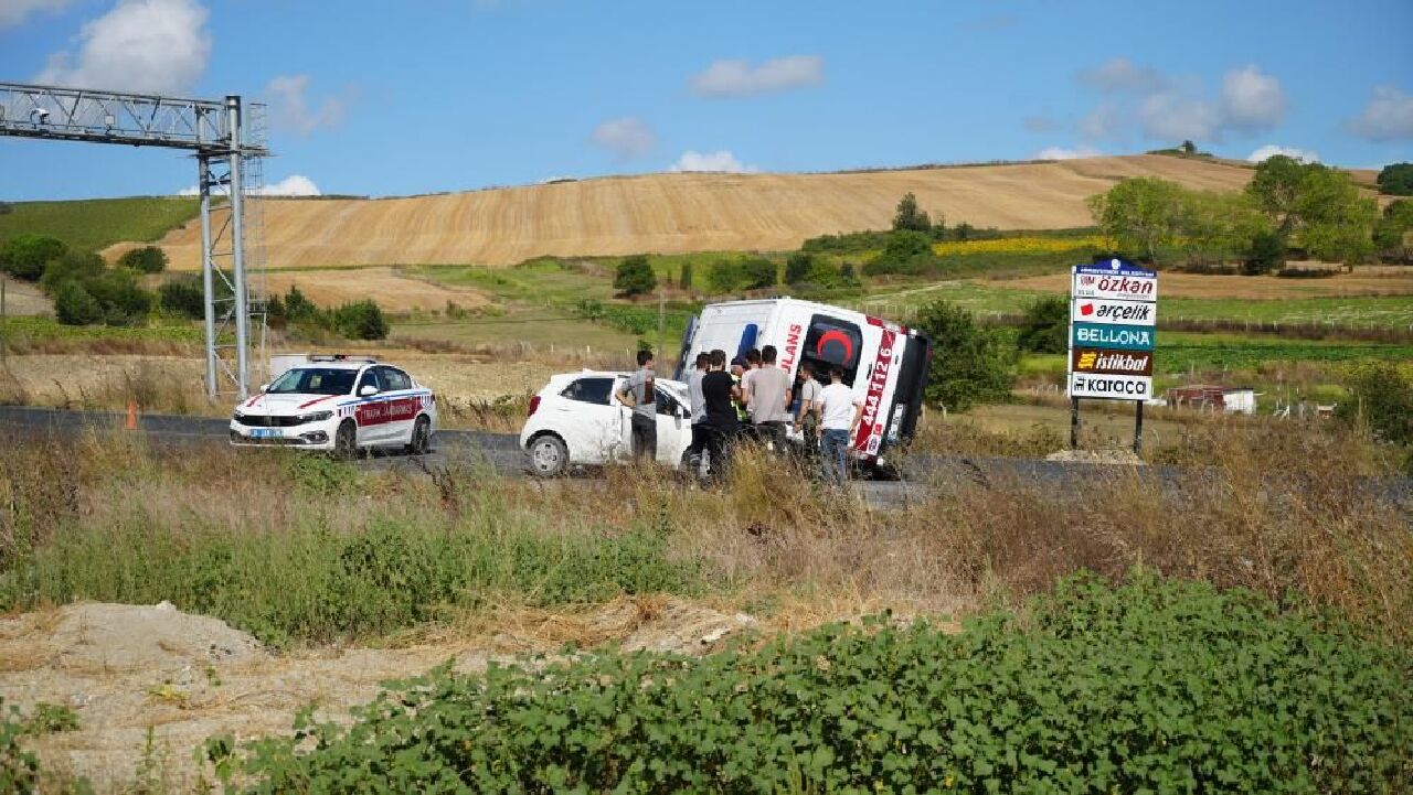 Hastaya giden ambulans otomobilin üzerine devrildi! - 1. Resim