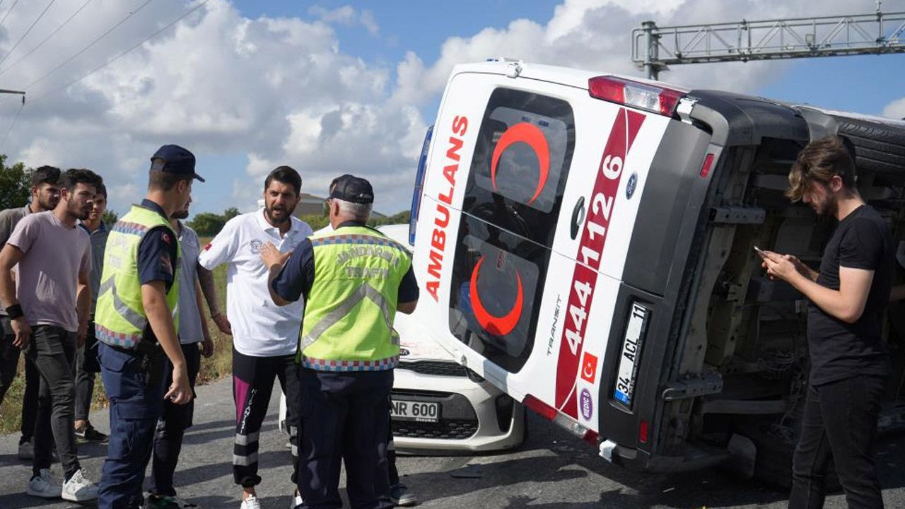 Hastaya giden ambulans otomobilin üzerine devrildi! - 5. Resim