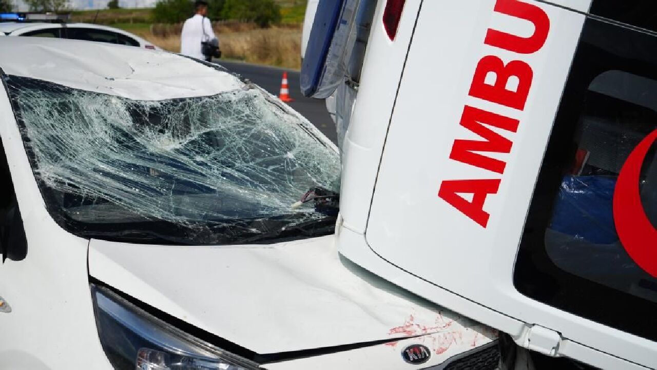 Hastaya giden ambulans otomobilin üzerine devrildi! - 2. Resim