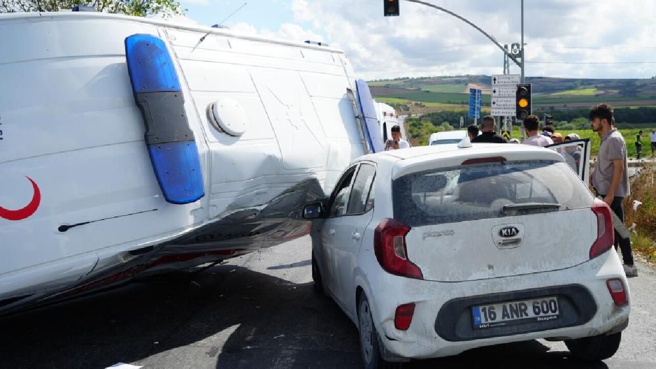 Hastaya giden ambulans otomobilin üzerine devrildi! - 4. Resim