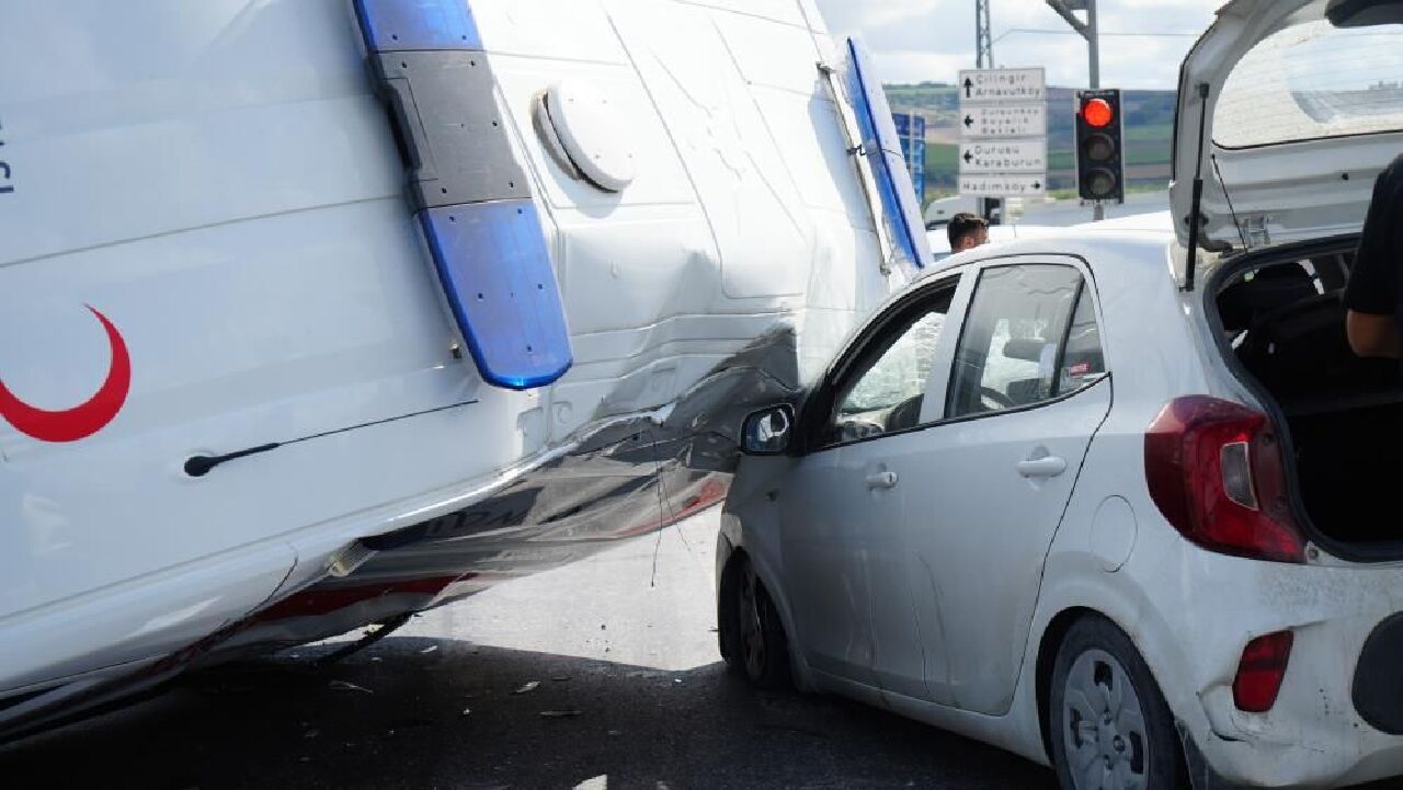 Hastaya giden ambulans otomobilin üzerine devrildi! - 3. Resim