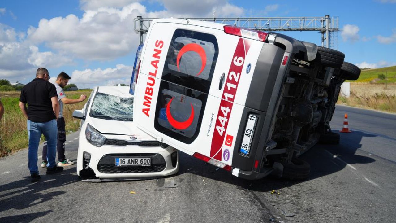 Hastaya giden ambulans otomobilin üzerine devrildi!