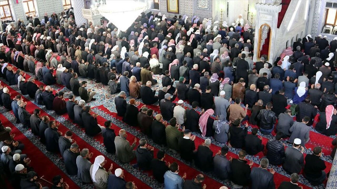 Kadınların Cuma günü, öğle namazını evlerinde kılabilmeleri için cemaatin camiden çıkmalarını beklemeleri gerekmiyor