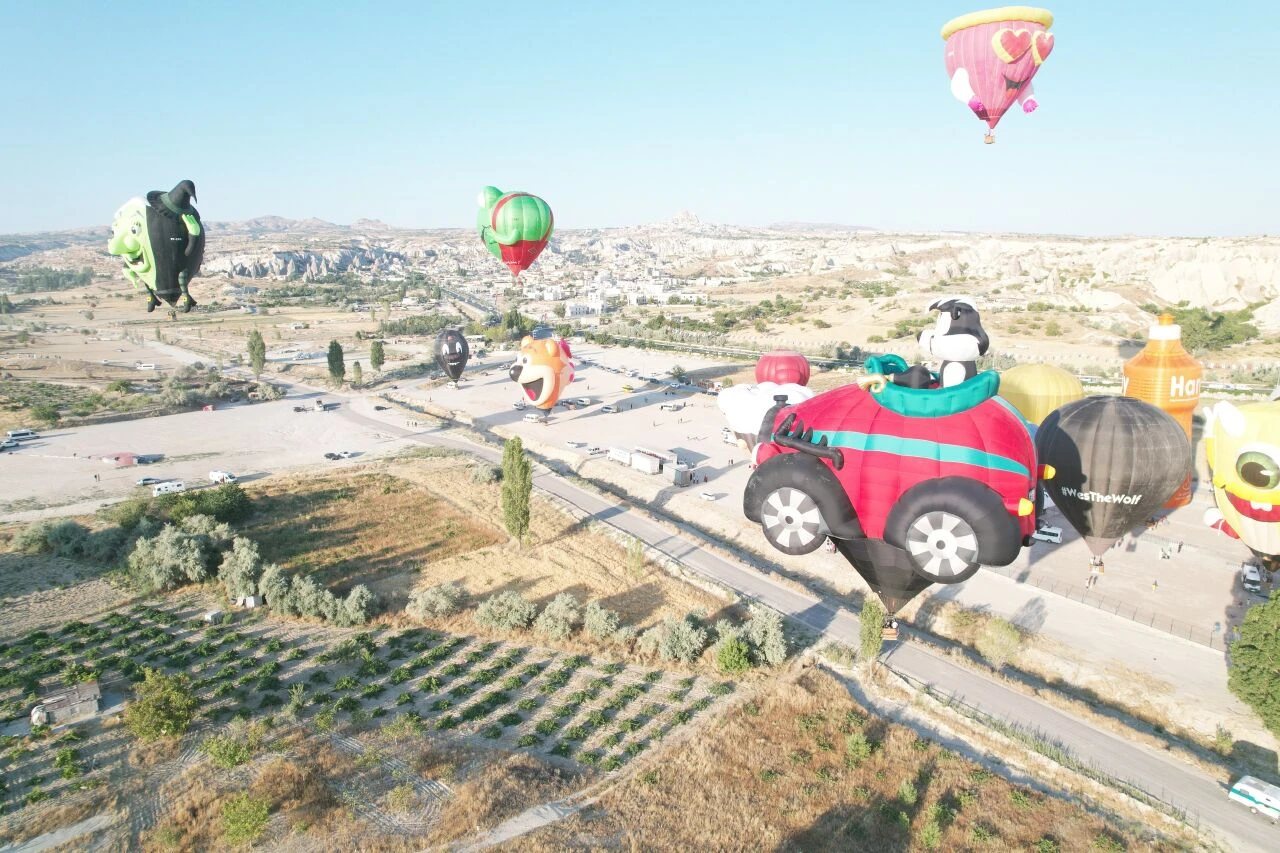 Kapadokya semalarında şenlik var! Figürlü balonlara gökyüzüne uçtu - 2. Resim