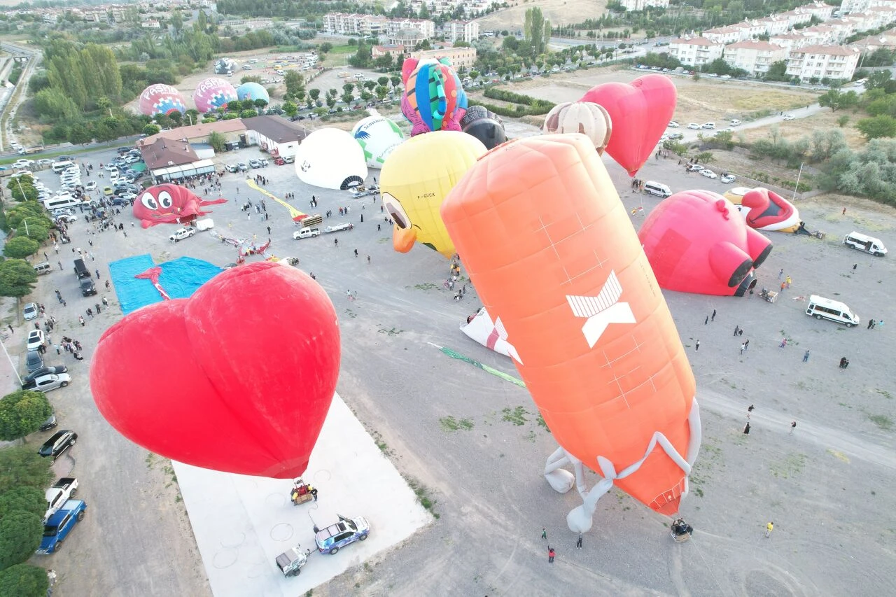 Kapadokya semalarında şenlik var! Figürlü balonlara gökyüzüne uçtu - 1. Resim