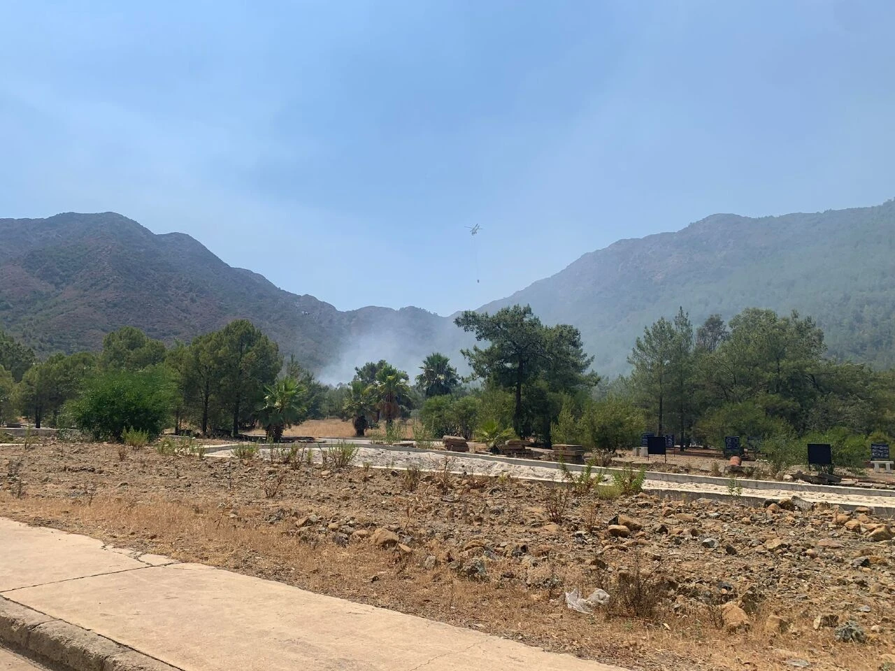 Muğla'nın Marmaris ilçesinde ormanlık alanda çıkan yangına havadan ve karadan müdahale ediliyor - 1. Resim