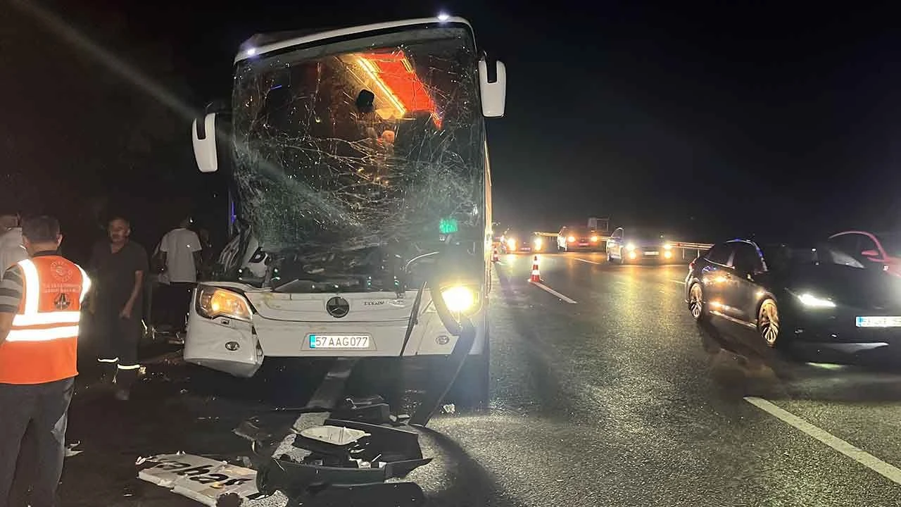Otoyolda can pazarı! Yolcu otobüsü tıra arkadan çarptı: 25 yaralı - 1. Resim