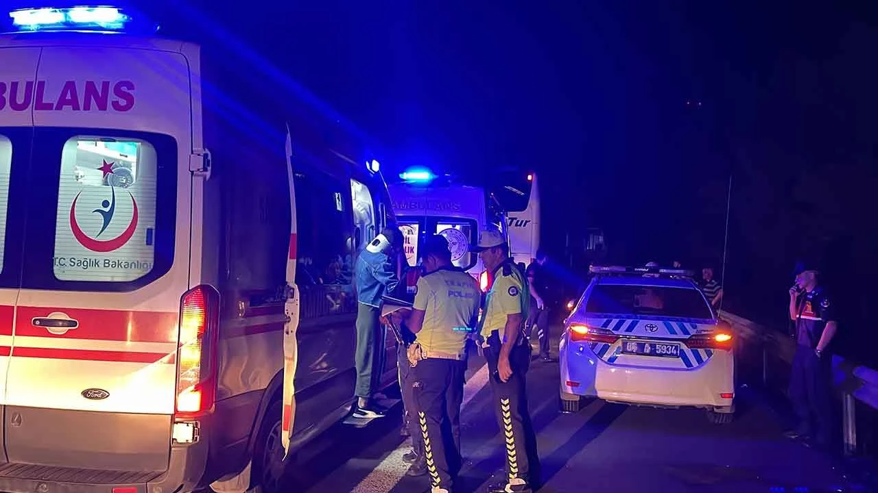 Otoyolda can pazarı! Yolcu otobüsü tıra arkadan çarptı: 25 yaralı - 3. Resim