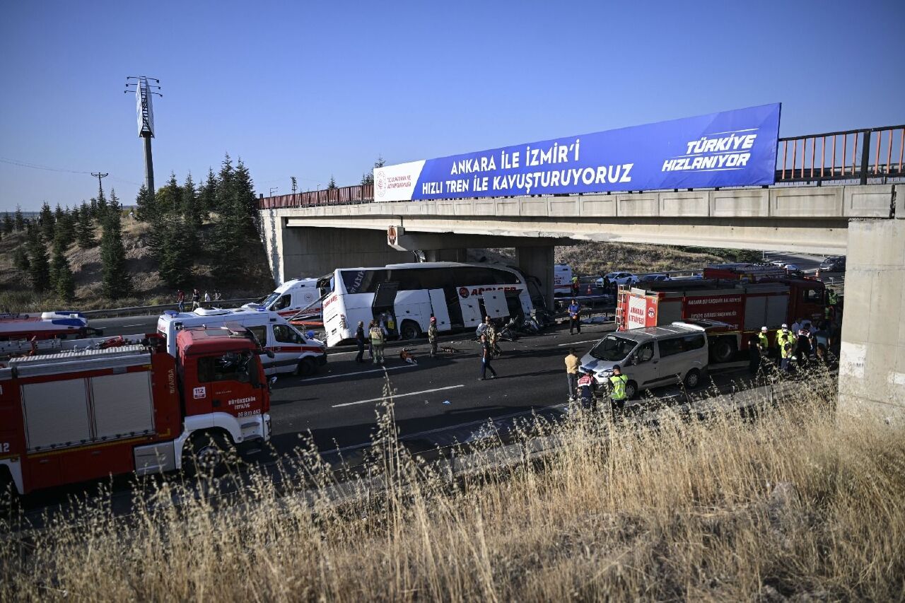 Son dakika! Ankara Polatlı'da otobüs köprüye saplandı: Çok sayıda ölü ve yaralı var - 2. Resim