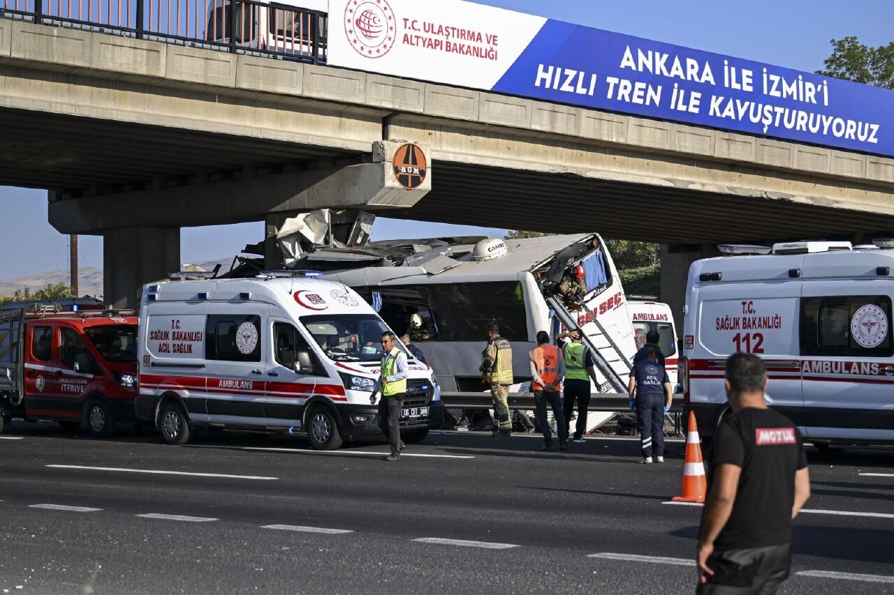 Son dakika! Ankara Polatlı'da otobüs köprüye saplandı: Çok sayıda ölü ve yaralı var - 3. Resim