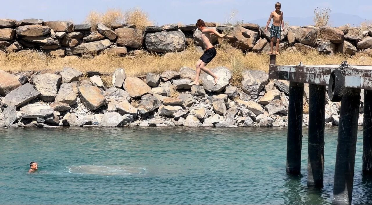 Van Gölü'ne giren çocukların saçları suyun sodalı yapısından dolayı sarıya dönüyor
