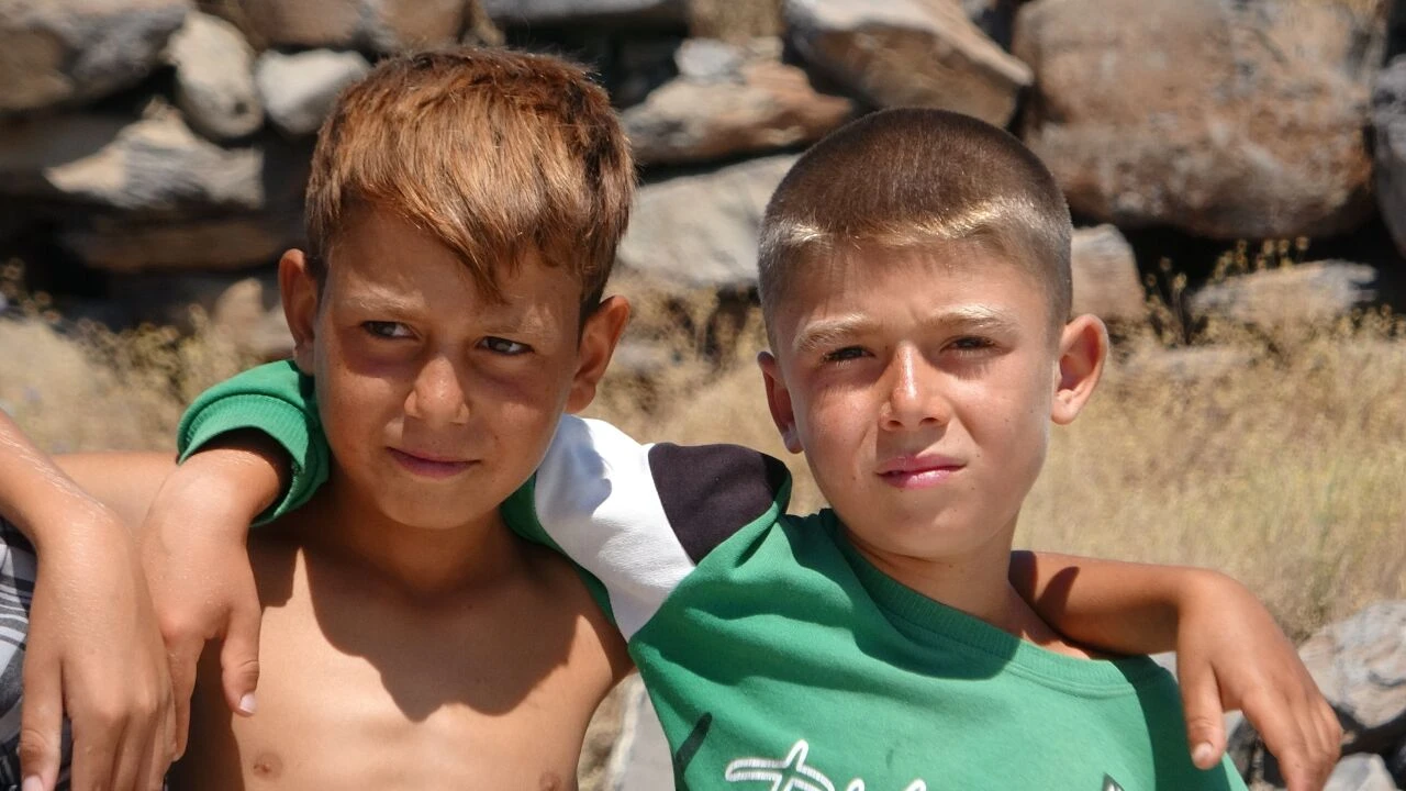 Van Gölü'ne giren çocukların saçları suyun sodalı yapısından dolayı sarıya dönüyor