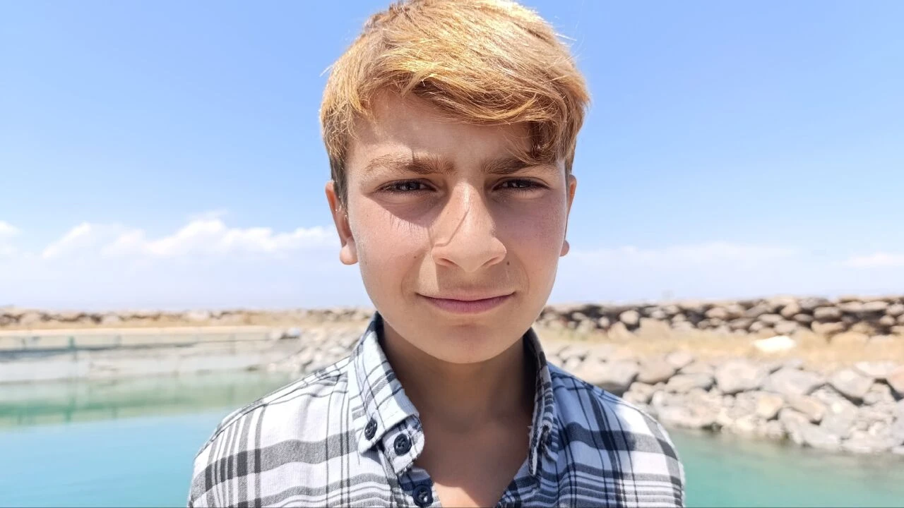 Van Gölü'ne giren çocukların saçları suyun sodalı yapısından dolayı sarıya dönüyor