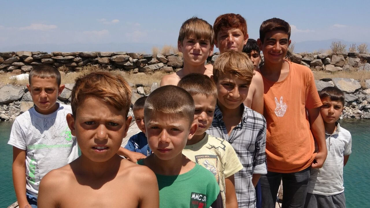Van Gölü'ne giren çocukların saçları suyun sodalı yapısından dolayı sarıya dönüyor