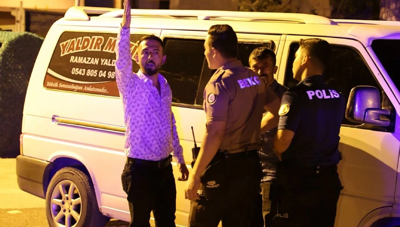 Alkollü halde polis aracına çarpacaktı! "Zaten ben meşhurum" diyerek tehdit etti - 2. Resim