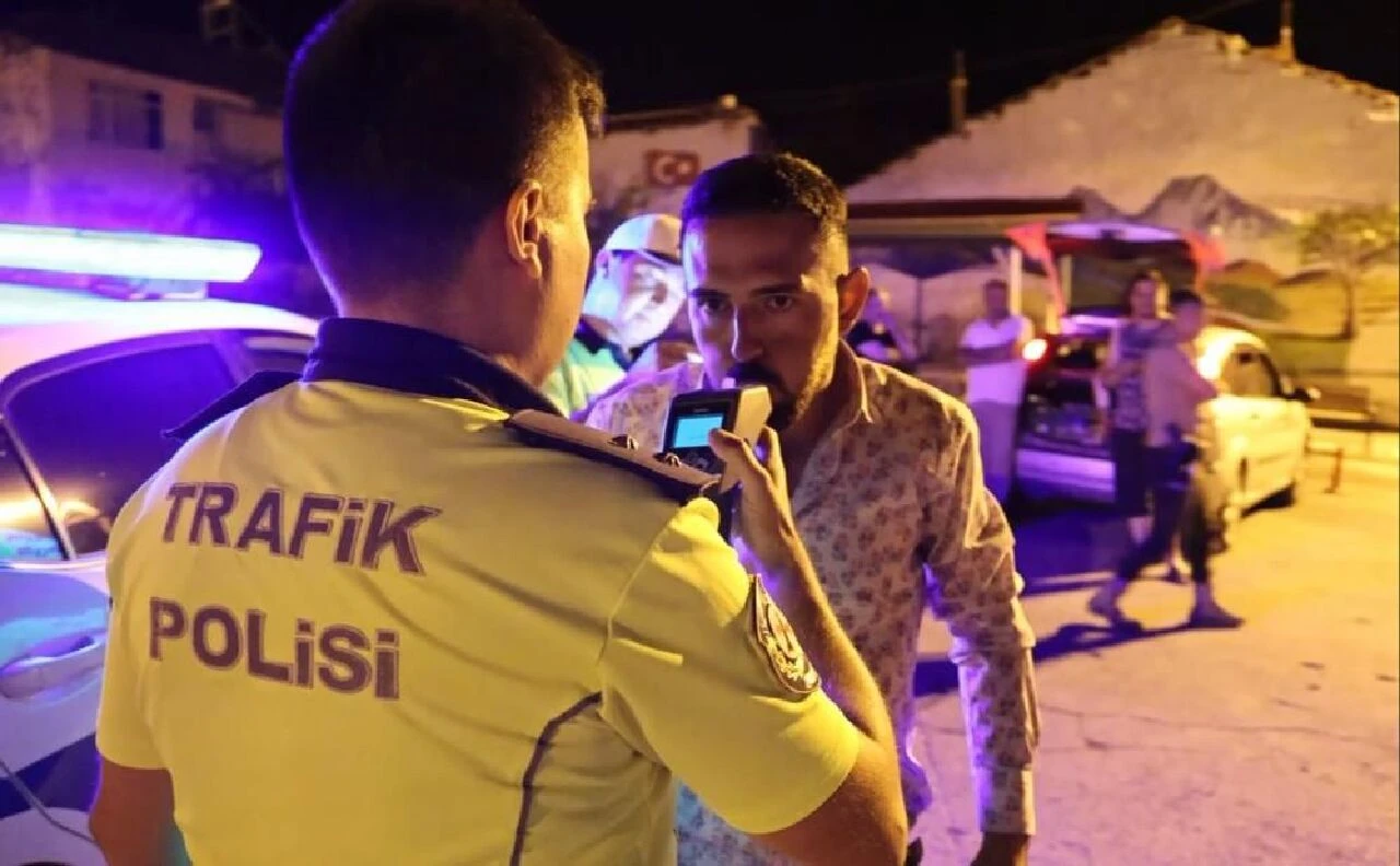 Alkollü yakalanan müzisyen polisi bezdirdi! Çek, ben zaten meşhurum - 2. Resim