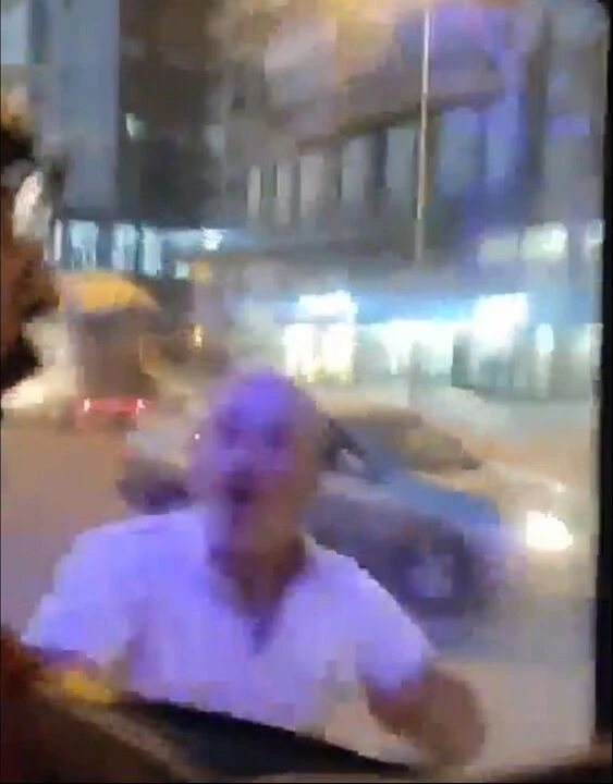 Ambulansın önünü kesti, yumrukladı! Dehşet dolu anlar yaşandı - 1. Resim