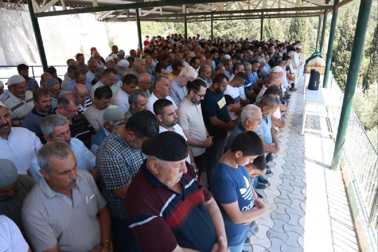 Asrın felaketinden sonra 18 ay hayatta kalabildi! Evlatları ve eşinin yanına defnedildi - 5. Resim