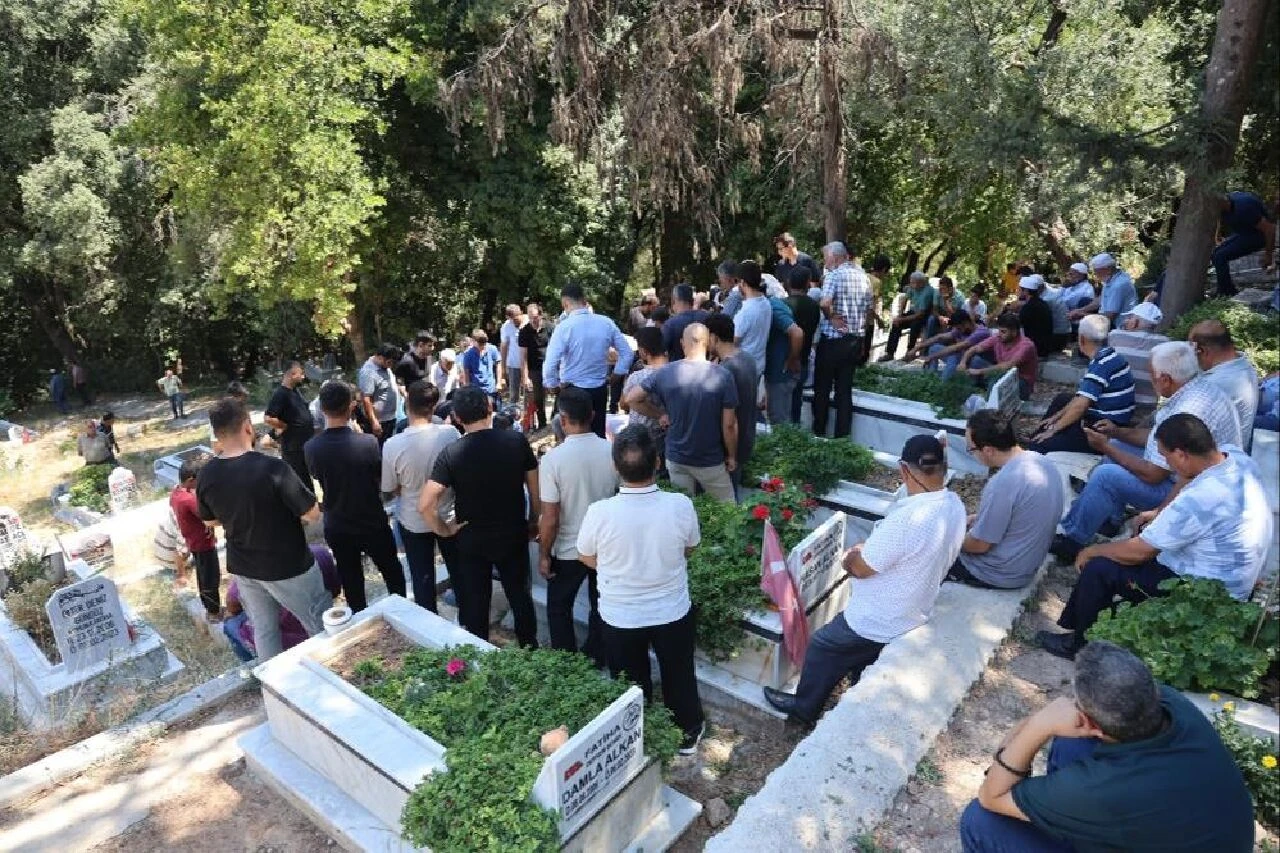 Asrın felaketinden sonra 18 ay hayatta kalabildi! Evlatları ve eşinin yanına defnedildi - 4. Resim