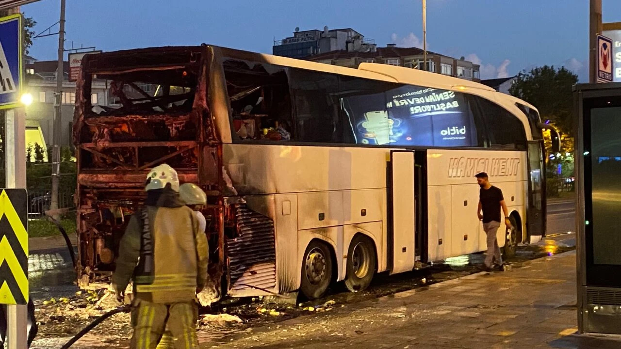 Beşiktaş'ta yolcu otobüsünde dehşet! Seyir halindeyken alev aldı: Yolcular eşyadan şikayet etti - 1. Resim