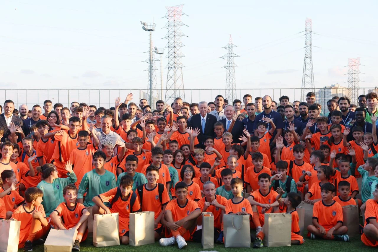 Cumhurbaşkanı Erdoğan Başakşehir'de geleceğin sporcularını ziyaret etti