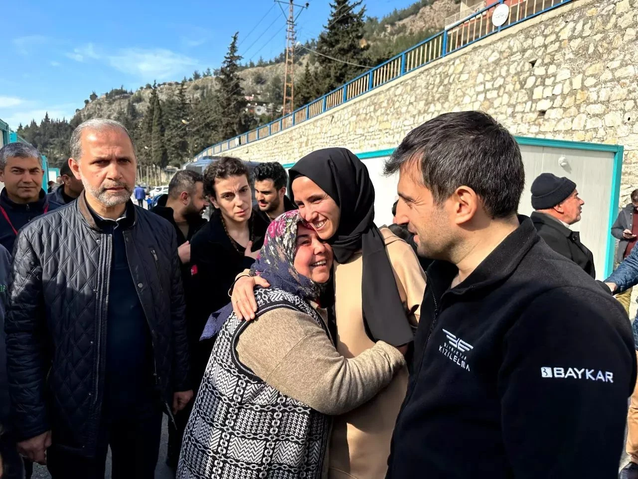 Depremzedelerden Selçuk Bayraktar'a teşekkür! Anahtarlar teslim edildi