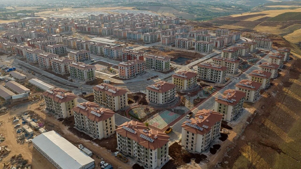 Depremzedelerden Selçuk Bayraktar'a teşekkür! Anahtarlar teslim edildi