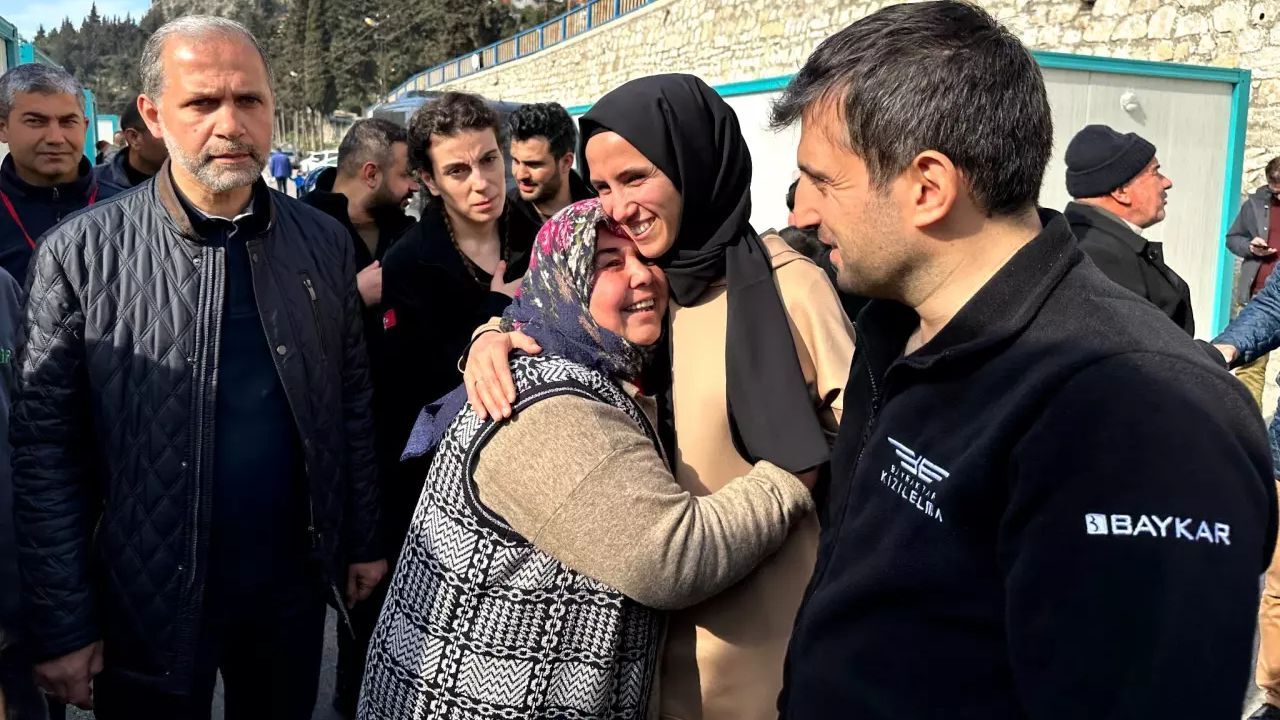 Depremzedelerden Selçuk Bayraktar&#039;a teşekkür! Anahtarlar teslim edildi