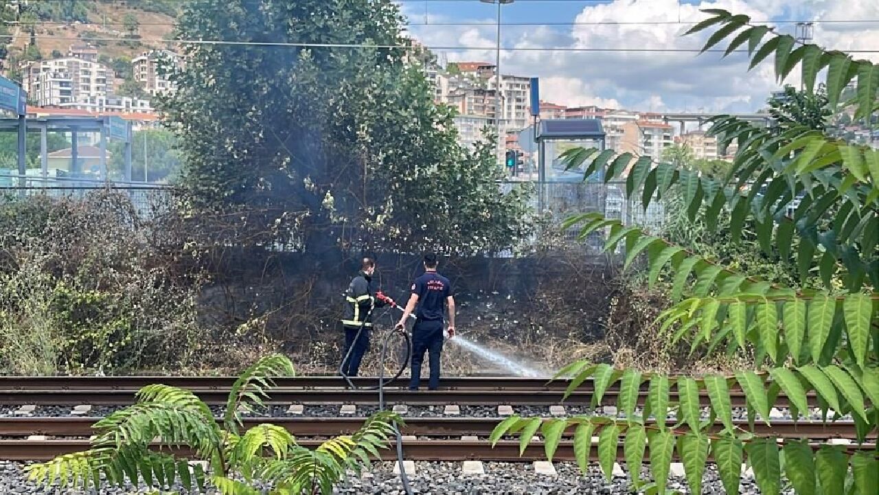 Hızlı tren raylarında büyük panik! Canlarını hiçe sayıp müdahale ettiler - 3. Resim