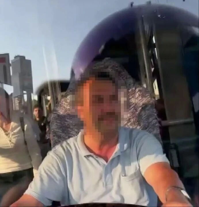 İETT şoföründe tepki çeken hareket! Aracı motorcunun üzerine kırdı - 1. Resim