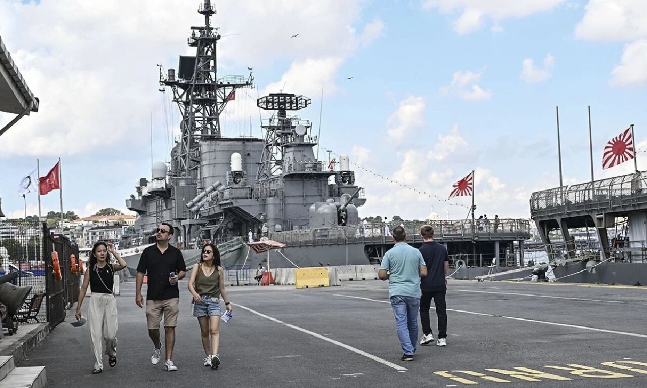 Japon donanmasına ait gemiler, İstanbul Boğazı'na demirledi! - 1. Resim