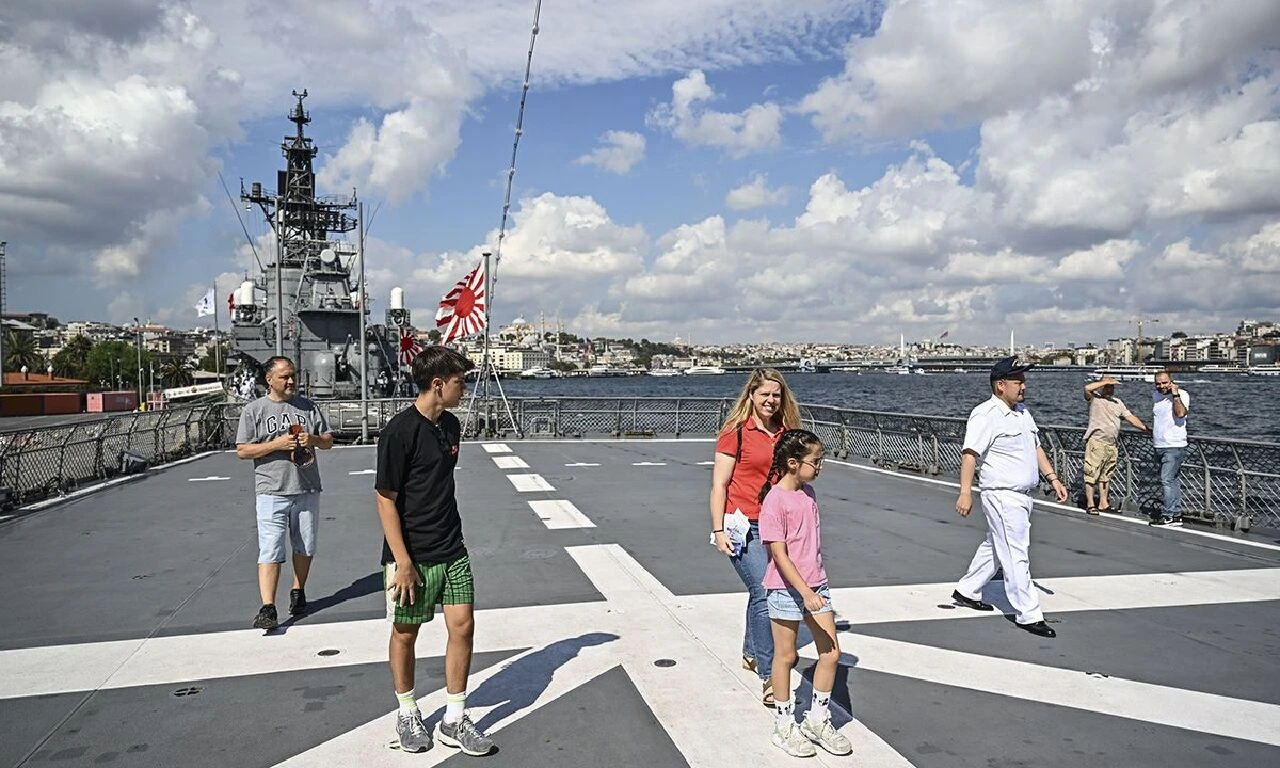 Japon donanmasına ait gemiler, İstanbul Boğazı'na demirledi! - 2. Resim