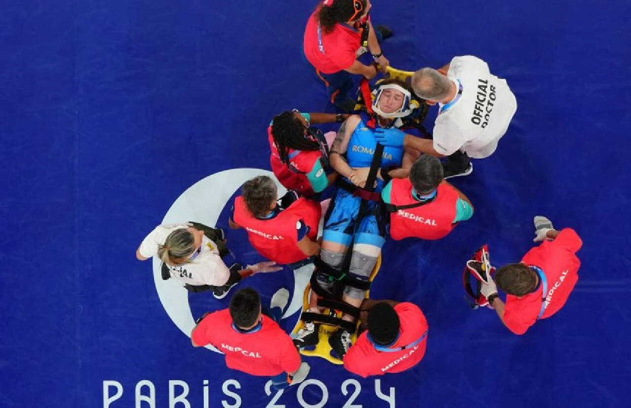 Olimpiyat Oyunları'nda yürekler ağza geldi: Rakibinin hamlesiyle boynundan sakatlanan güreşçi minderi sedyeyle terk etti! - 1. Resim