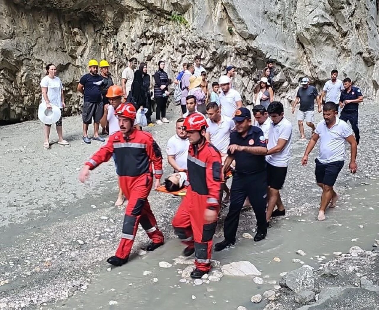 Saklıkent Kanyonu'nda girişler durduruldu! Geziye çıkan turistlerin üzerine kaya parçası düştü