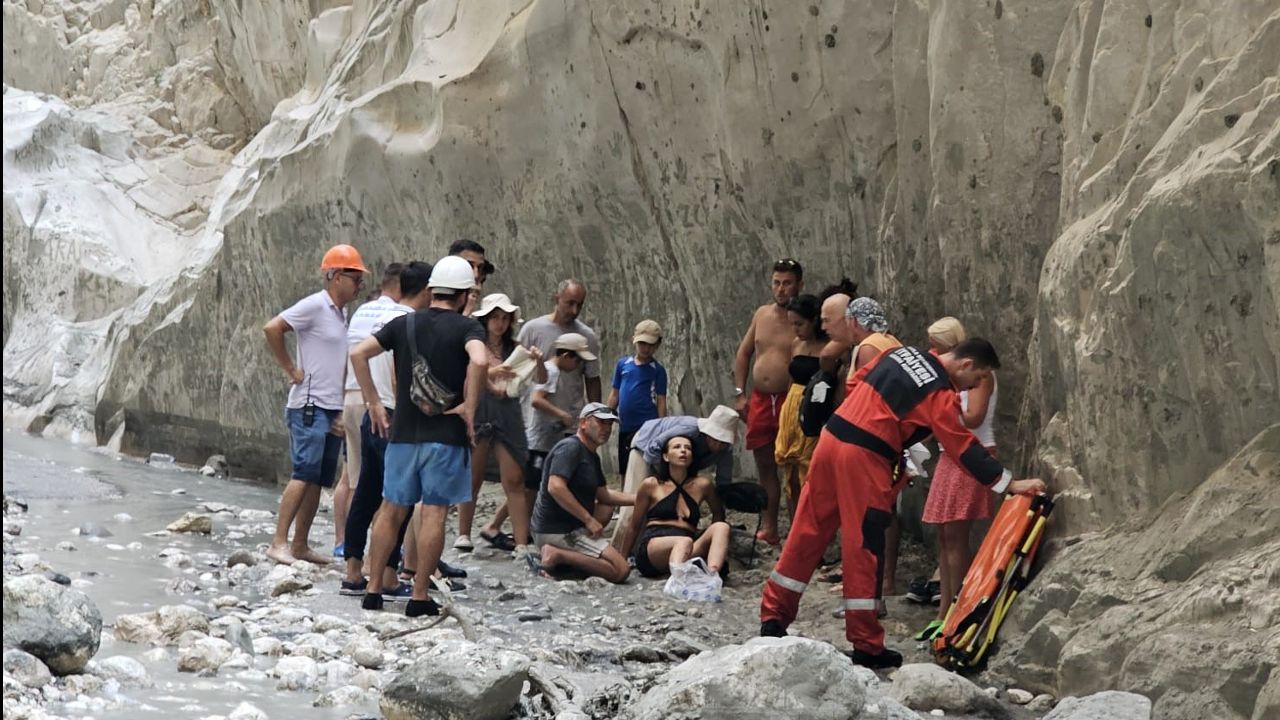 Saklıkent Kanyonu&#039;nda girişler durduruldu! Geziye çıkan turistlerin üzerine kaya parçası düştü