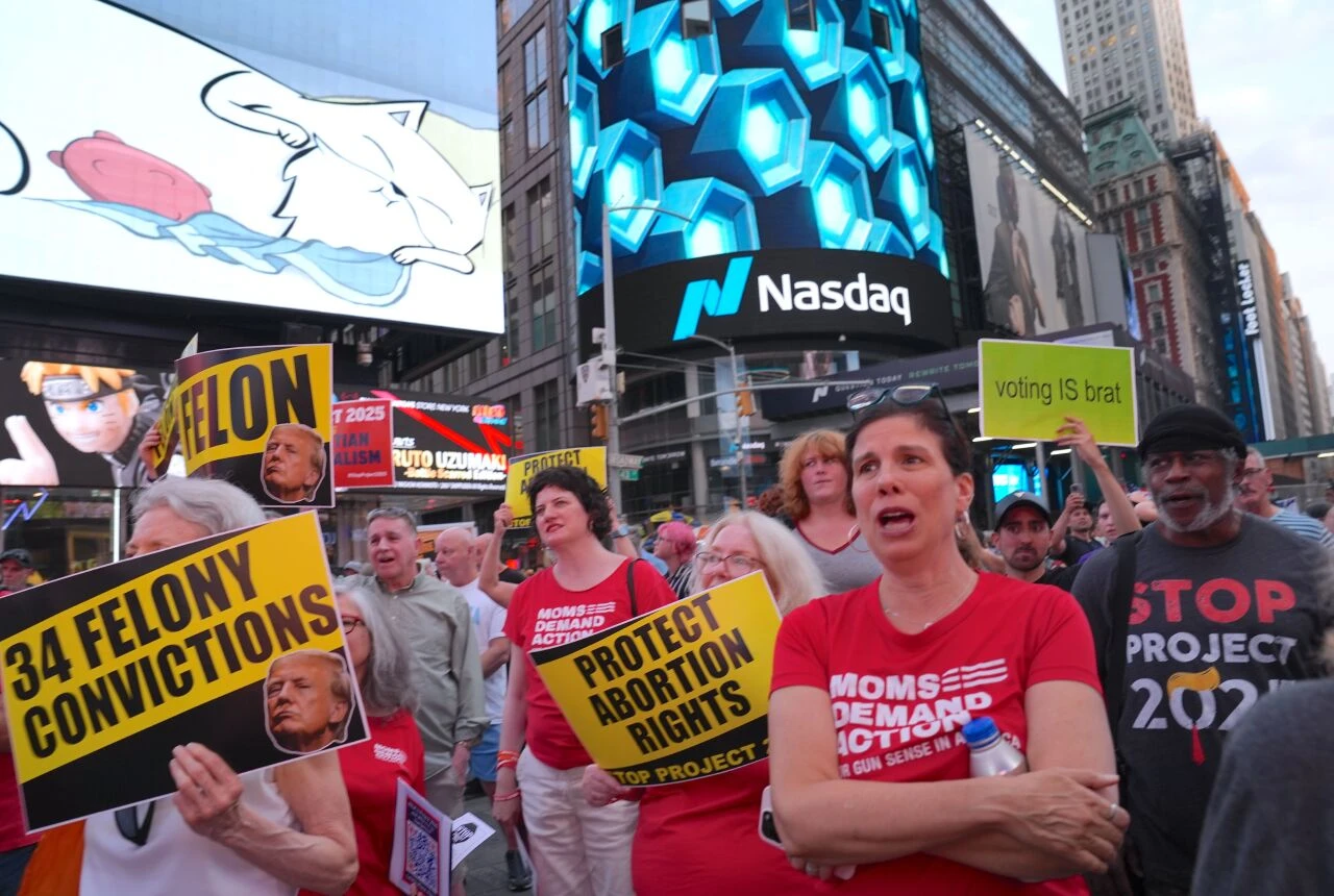 Trump için korkulan anket sonuçları geldi: Harris salıncak eyaletlerde salladı - 1. Resim