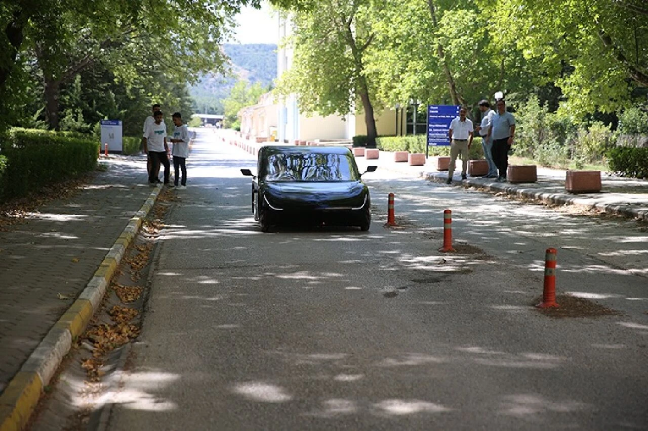 Üniversiteli gençler, geliştirdikleri elektrikli araç "Orion" ile TEKNOFEST'te birincilik hedefliyor
