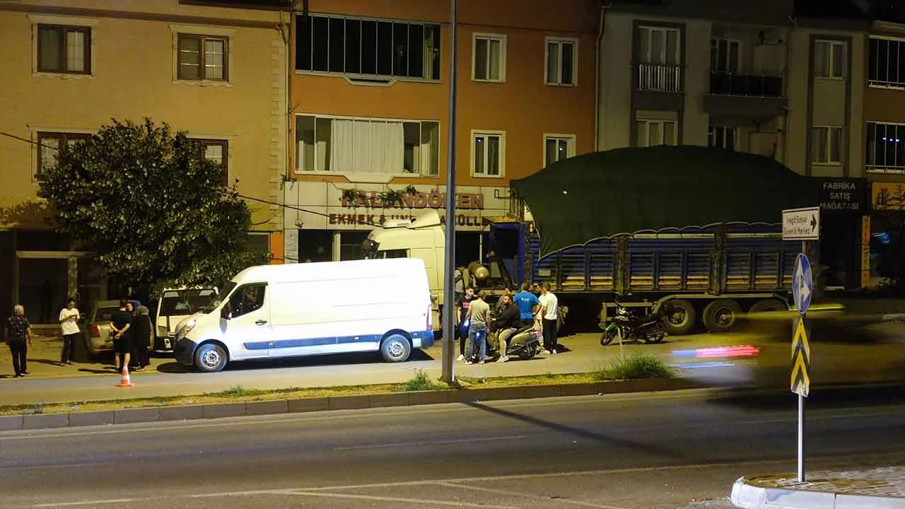 Freni boşalan tır dehşet saçtı: Park halindeki araçlara çarptı - 1. Resim