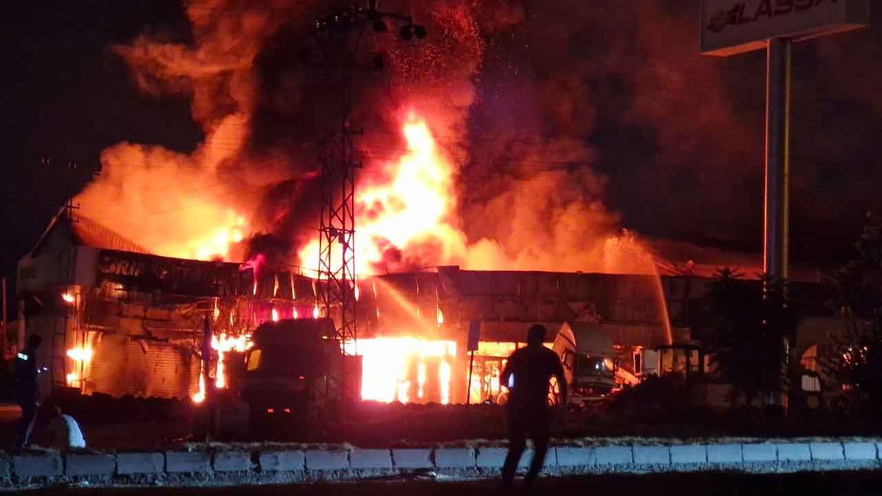 Hatay'da korkutan yangın: Lastik bayisi cayır cayır yandı - 1. Resim