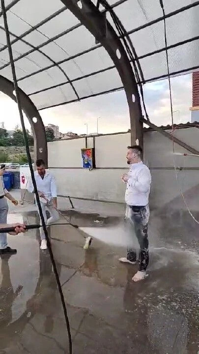 Karabük'te ilginç gelin damat şakası: Oto yıkamada köpük banyosu yaptı! - 1. Resim