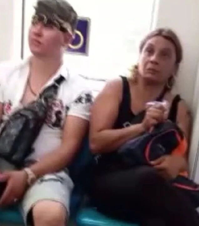 Marmaray'da kimseyi umursamadan poşeti açıp defalarca kullandı!