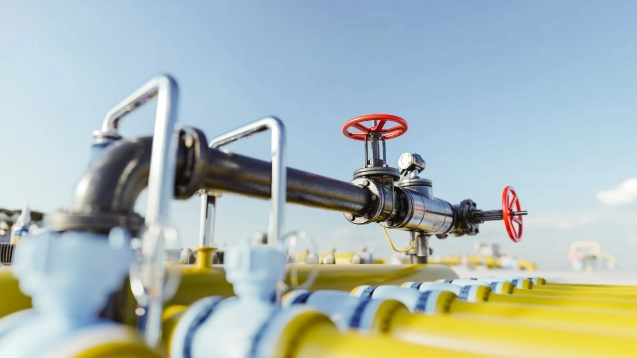 Petrol fiyatı faiz indirimi umutlarıyla haftalık kazanç elde etti - 1. Resim