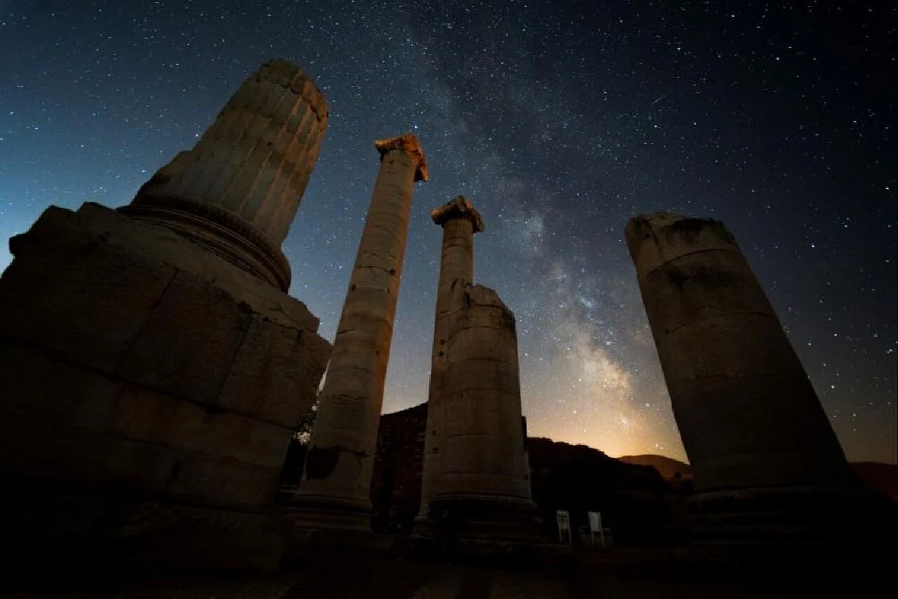 Sardes Antik Kenti, perseid meteor yağmuruyla süslendi
