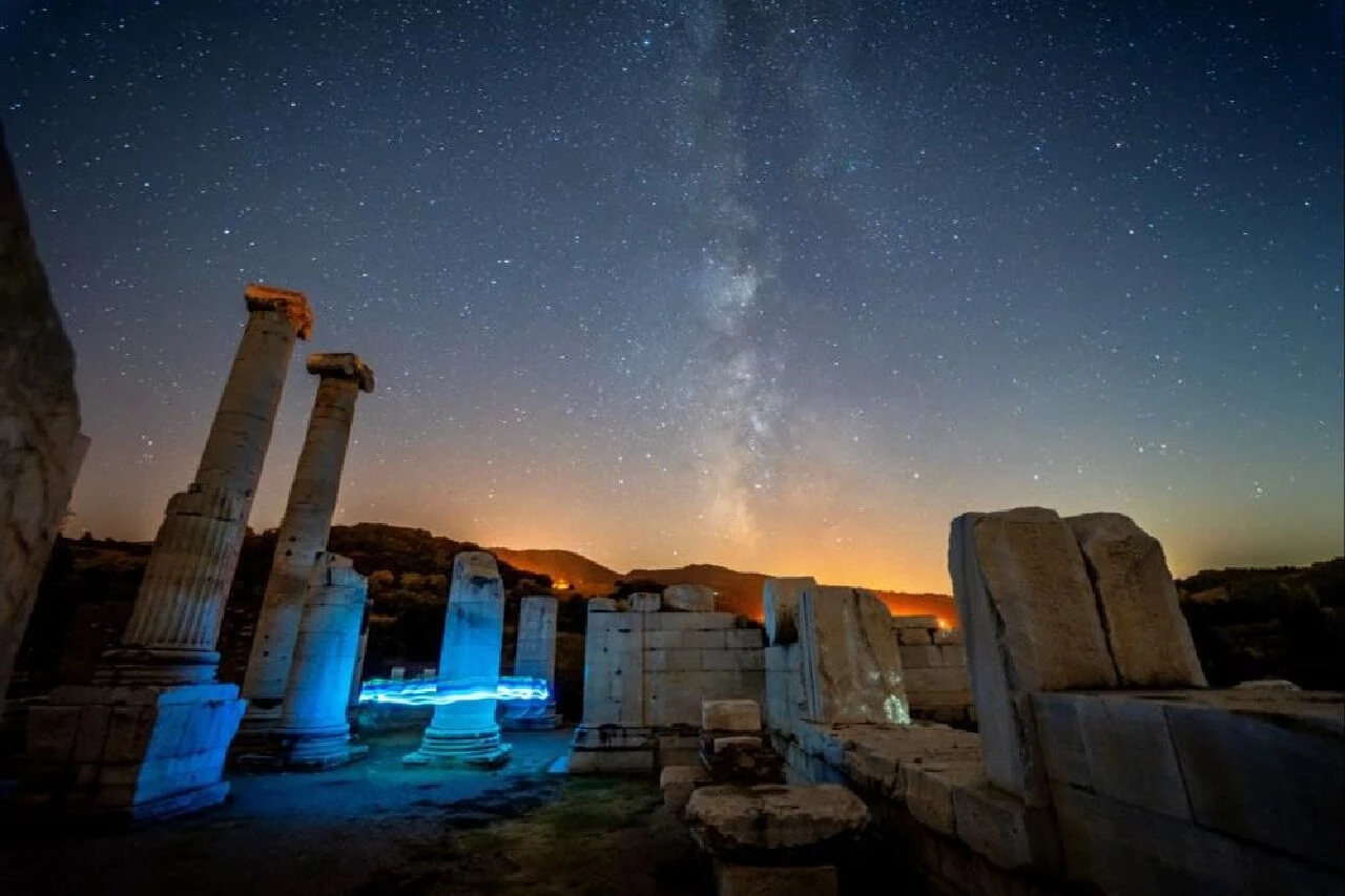 Sardes Antik Kenti, perseid meteor yağmuruyla süslendi