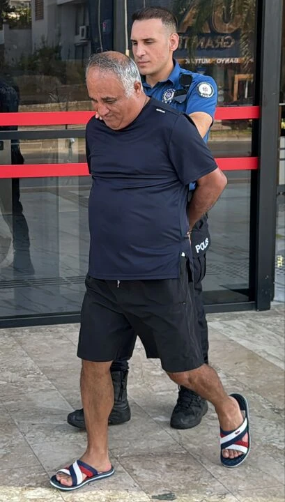 Satranç hocası Kleopatra Plajı'nda Ukraynalı çocuğun fotoğrafını çekerken yakalandı