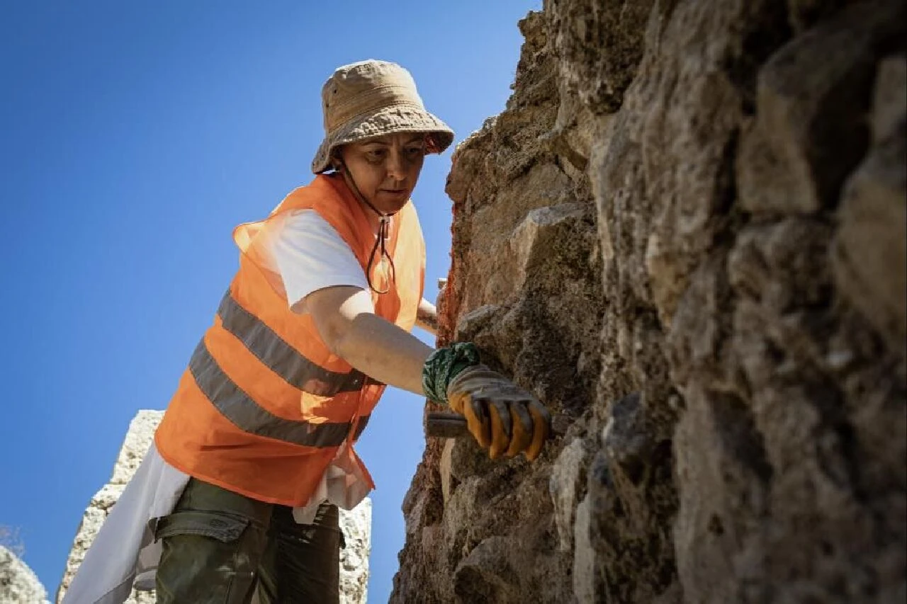 Smyrna Tiyatrosu İzmir'in ikinci Efes'i olacak! Milattan önce inşa edilen tiyatrodan kazıldıkça tarih fışkırıyor