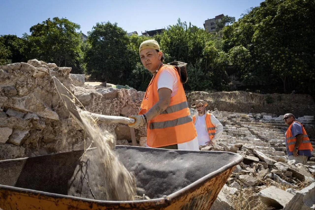 Smyrna Tiyatrosu İzmir'in ikinci Efes'i olacak! Milattan önce inşa edilen tiyatrodan kazıldıkça tarih fışkırıyor