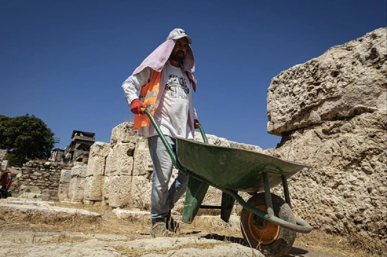 Smyrna Tiyatrosu İzmir'in ikinci Efes'i olacak! Milattan önce inşa edilen tiyatrodan kazıldıkça tarih fışkırıyor