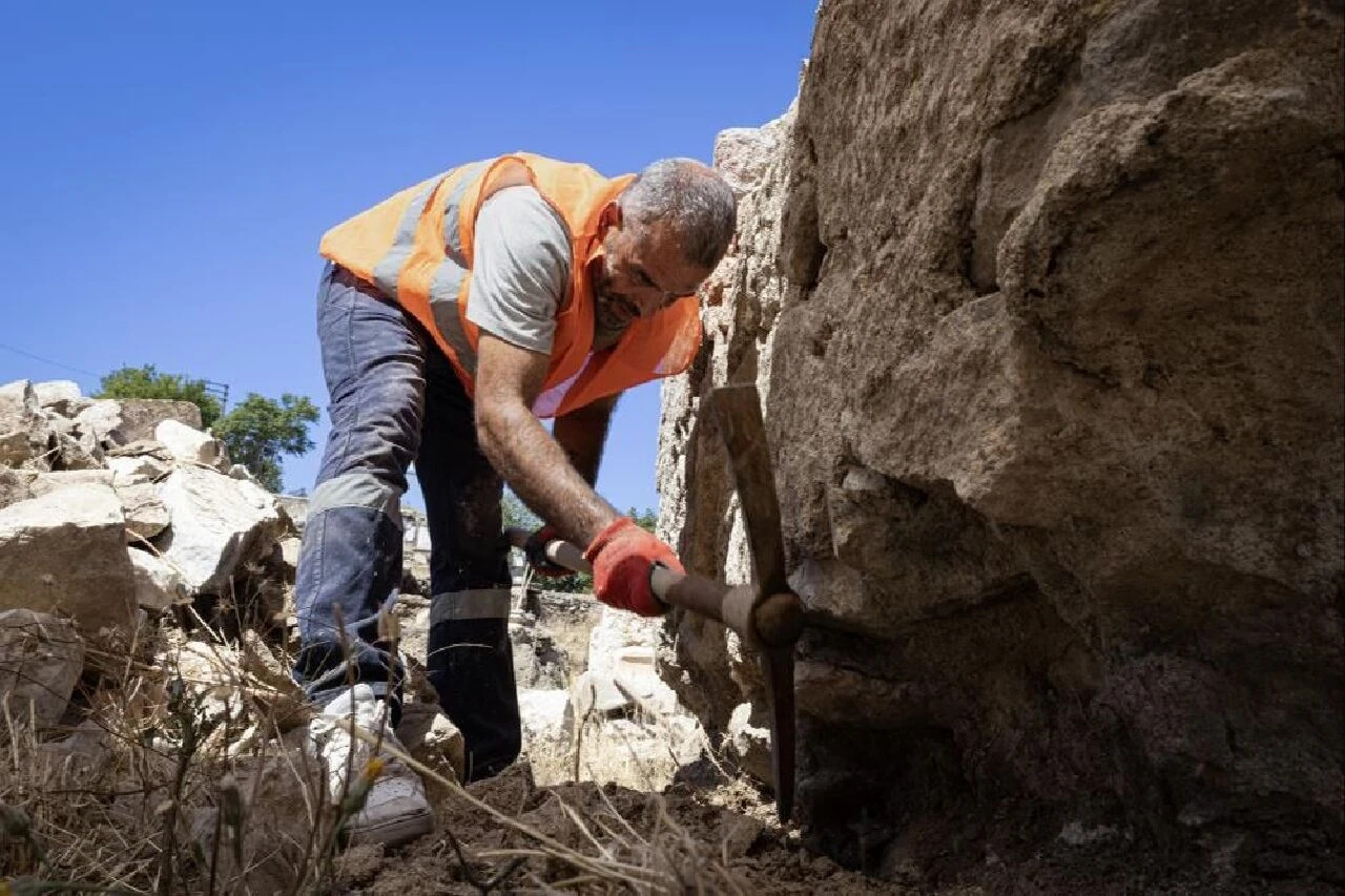 Smyrna Tiyatrosu İzmir'in ikinci Efes'i olacak! Milattan önce inşa edilen tiyatrodan kazıldıkça tarih fışkırıyor