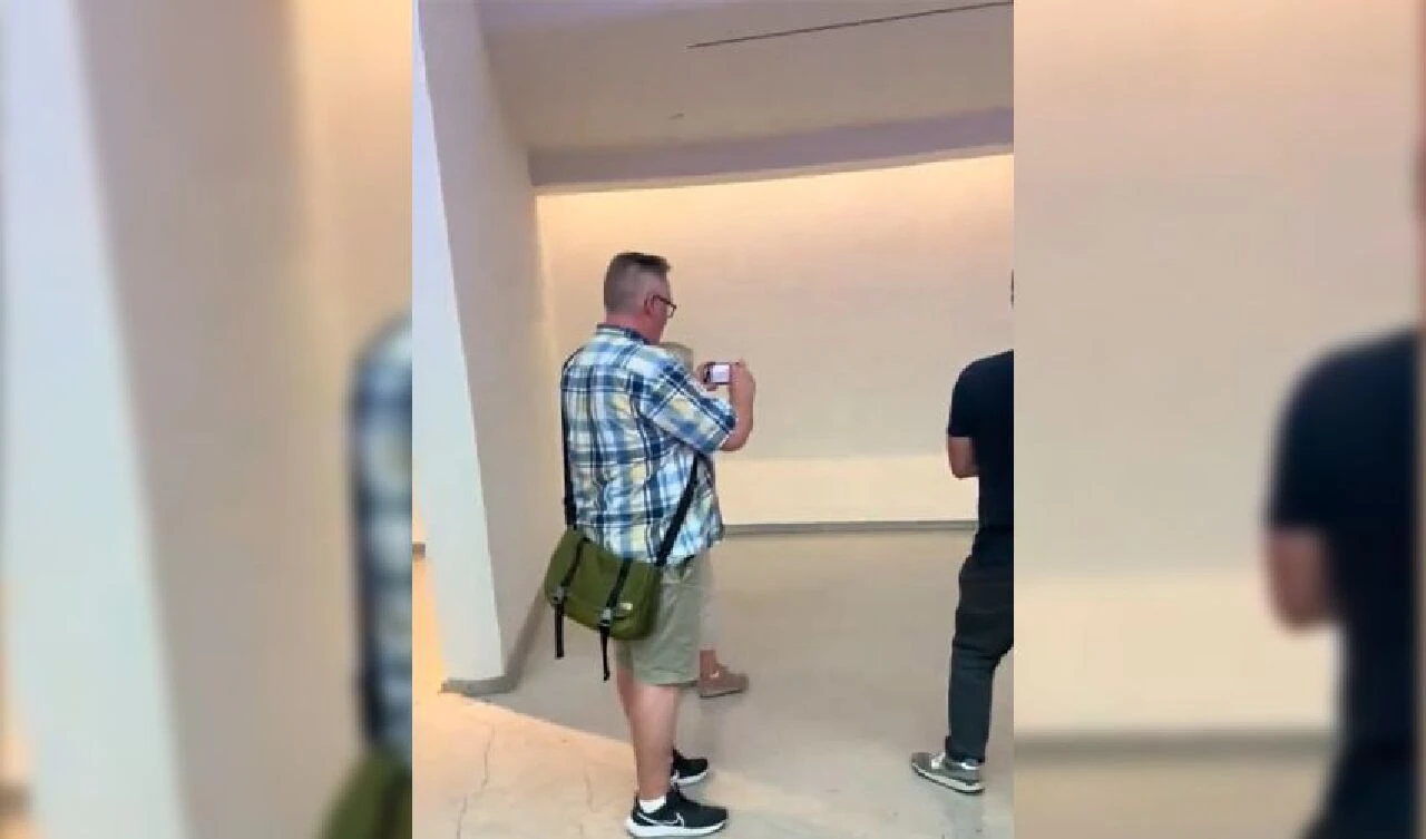 Tüm müzeyi yaptığı şakayla kandırdı! Herkes 'eserinin' fotoğrafını çekti - 3. Resim